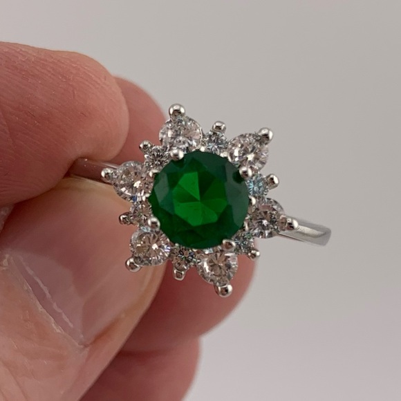EMERALD-GREEN GLASS CLR CZ 925 STERLING SILVER COCKTAIL RING Prong Set SIZE 9.5 - Picture 1 of 8